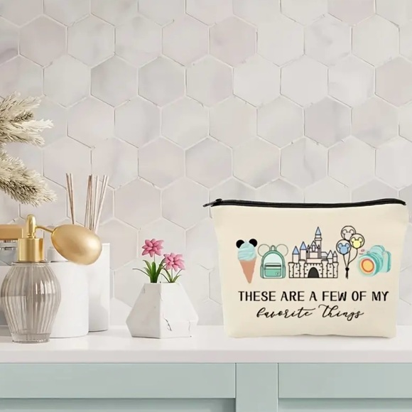 🏰 Disney Inspired Vacation Cosmetic Makeup Bag Disneyland Magic Kingdom Snacks - Picture 6 of 8
